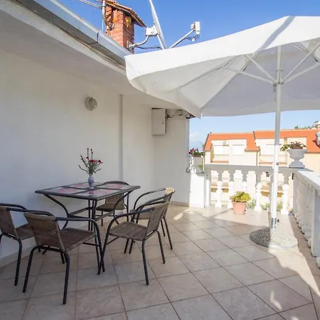 David - 20m From The Beach With Parking