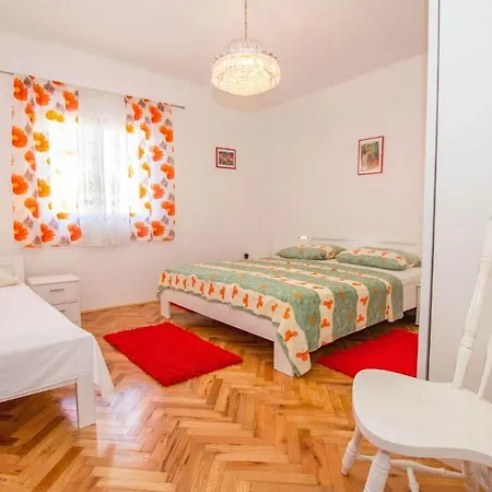 David - 20m From The Beach With Parking *