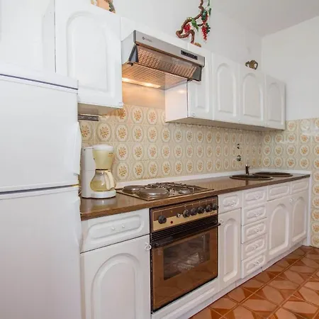 David - 20m From The Beach With Parking *