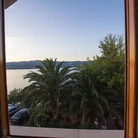David - 20m From The Beach With Parking