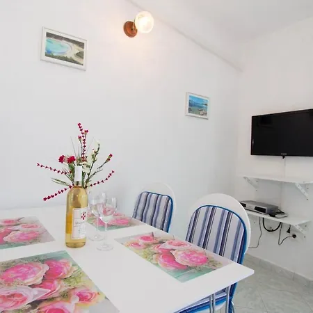 David - 20m From The Beach With Parking