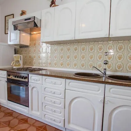 David - 20m From The Beach With Parking *